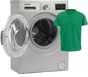 Ein T-Shirt in der Waschmaschine waschen
