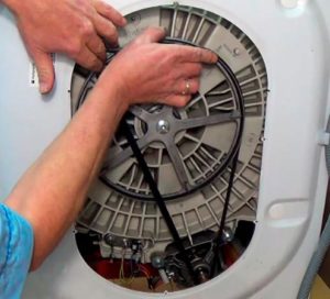 Cum se strânge cureaua la o mașină de spălat Ariston