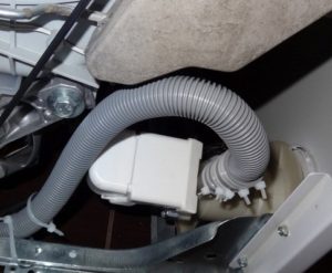 Bagaimana untuk menukar hos saliran dalam mesin basuh Ariston?