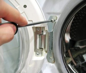 Paano tanggalin ang pinto ng isang washing machine ng Samsung