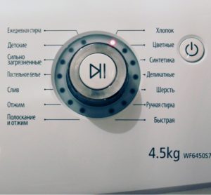 Jaký režim mám použít k praní péřové bundy v pračce Samsung?