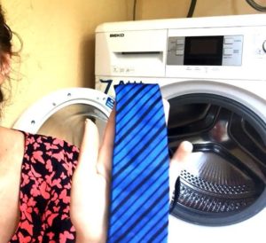 Lavar una corbata en la lavadora