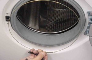 Demontaż zacisku na pralce