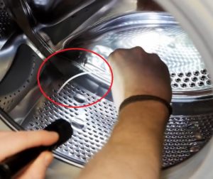 Jak odstranit drát z podprsenky z pračky Bosch?