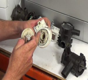 Como trocar a bomba de uma máquina de lavar Bosch?