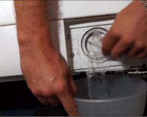 איך לנקז מים ממכונת כביסה אריסטון?