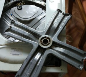 How to remove the bearing from the drum of an Ariston washing machine?