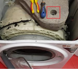 How to remove the counterweight on springs in an Ariston washing machine?