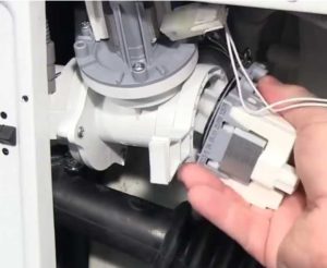 Come cambiare la pompa di scarico di una lavatrice Atlant