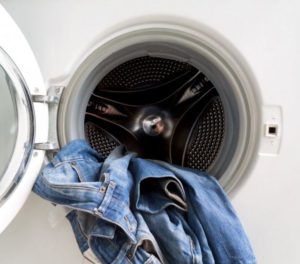 Hoe jeans in de wasmachine te wassen om ze te laten krimpen