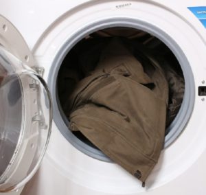 Ar galima zomšinę striukę skalbti skalbimo mašinoje?