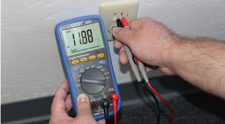 mesurer la tension du réseau électrique domestique