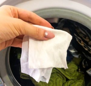 Защо да поставяте мокра салфетка в SM при пране?