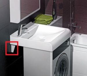 Jak je umyvadlo připevněno nad pračkou?