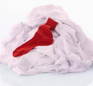 ¿Cómo lavar una prenda descolorida en casa?