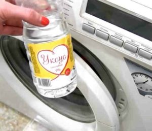 Cum să curățați o mașină de spălat de mirosuri cu oțet?