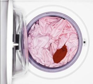Ist es möglich, weiße Wäsche mit farbiger Wäsche zu waschen?