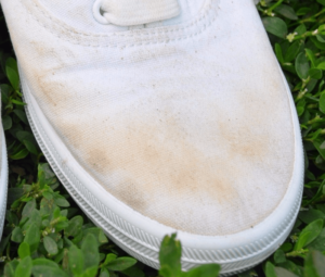 Fläckar på vita sneakers efter tvätt