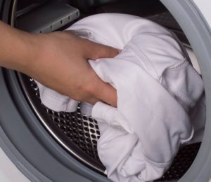 Baltų džinsų skalbimas skalbimo mašinoje