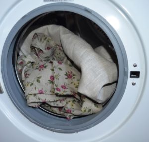 Paghuhugas ng calico sa isang washing machine
