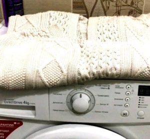 Eine Strickjacke in der Waschmaschine waschen