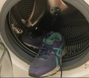Mencuci kasut Adidas di dalam mesin basuh
