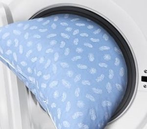 Mencuci bantal bawah dalam mesin basuh
