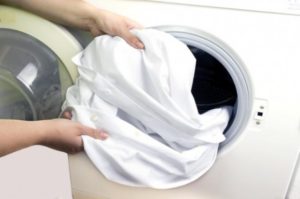 Een blouse wassen in de wasmachine