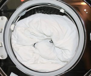 Как да поставите голямо одеяло в пералнята