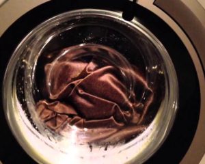 Hvordan vasker man mørklægningsgardiner i en vaskemaskine?