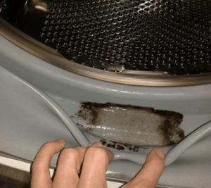 Wie reinigt man eine Manschette in der Waschmaschine von Schimmel?