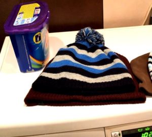 Как да перете шапка в пералня