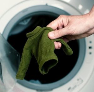 Is het mogelijk om wollen kledingstukken in de wasmachine te centrifugeren?
