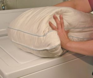 Ar kupranugarių plaukų pagalvę galima skalbti skalbimo mašinoje?