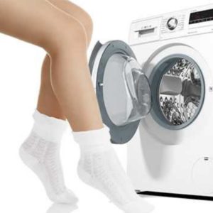Balto zeķu mazgāšana veļas mašīnā