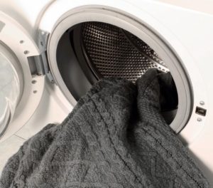 Mencuci kardigan rajutan dalam mesin basuh