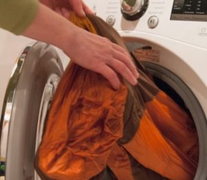 Lavar una chaqueta de esquí en una lavadora.