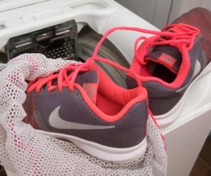 Naglalaba ng Nike sneakers sa washing machine