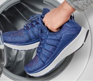 Mencuci kasut Skechers di dalam mesin basuh