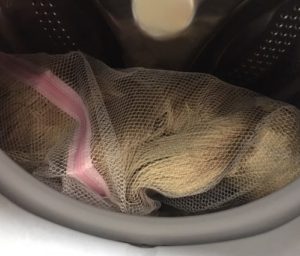 Praní vláknitých záclon v pračce