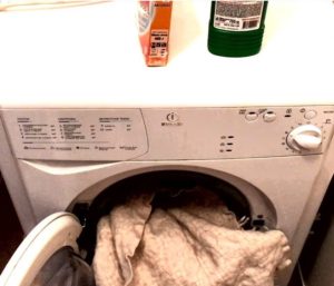 Tvättar en polyesterfilt i tvättmaskinen