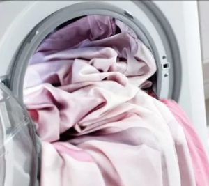 Beddengoed wassen in een wasmachine