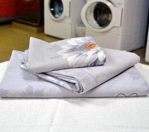 Poplīna gultas veļas mazgāšana veļas mašīnā