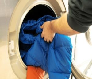 No biodūnām izgatavotas dūnu jakas mazgāšana veļas mašīnā