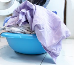 Badvorhänge in der Waschmaschine waschen