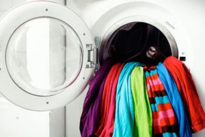 Kaip skalbti spalvotus daiktus skalbimo mašinoje