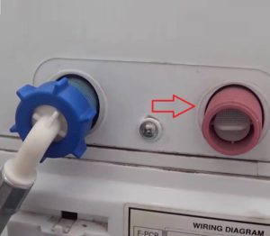 Är det möjligt att hälla varmt vatten i en automatisk tvättmaskin?