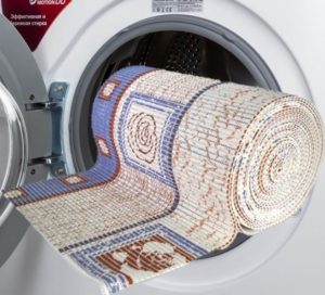Ar gumuotą kilimėlį galima skalbti skalbimo mašinoje?