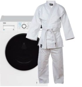 Tvättar en judokimono i tvättmaskinen