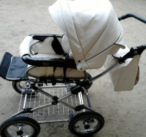 Naglalaba ng mga eco-leather na stroller sa isang washing machine